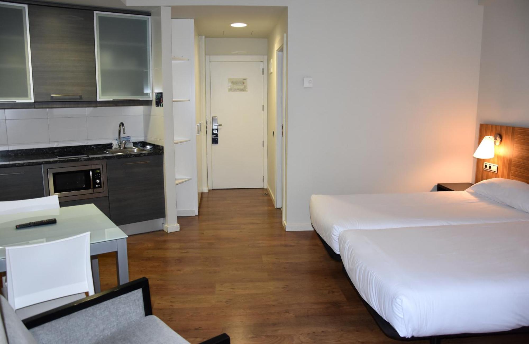 Hotel Y Apartamentos Snoe Ісаба Екстер'єр фото